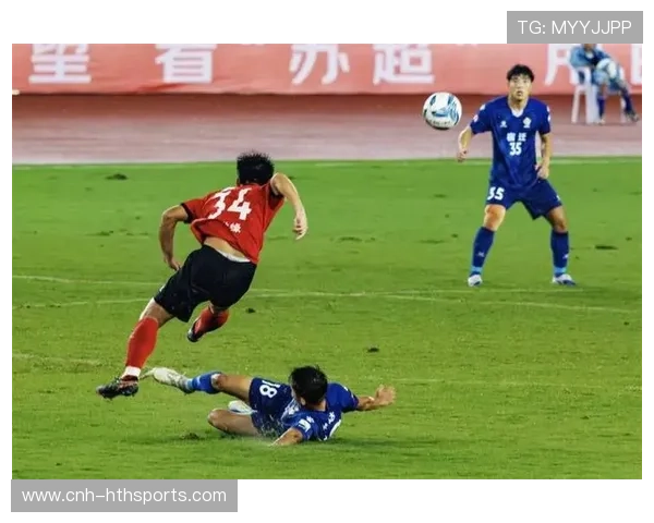 足球场上的英勇瞬间：倒地铲球赢得全场掌声